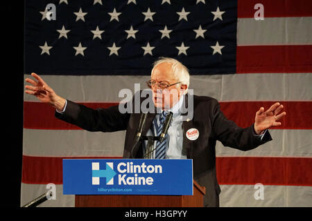 Philadelphie, USA, 08 octobre 2016. Le sénateur Bernie Sanders faisant campagne pour Hillary Clinton à l'Université des Arts Gershman Hall le 8 octobre 2016 à Philadelphie, PA. Crédit : l'accès Photo/Alamy Live News Banque D'Images