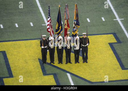 Annapolis, Maryland, USA. 8 octobre 2016. L'Académie Navale présente les couleurs pendant la marche de la Brigade avant la partie tenue à l'Navy-Marine Corps Memorial Stadium, Annapolis, Maryland. © Amy Sanderson/ZUMA/Alamy Fil Live News Banque D'Images