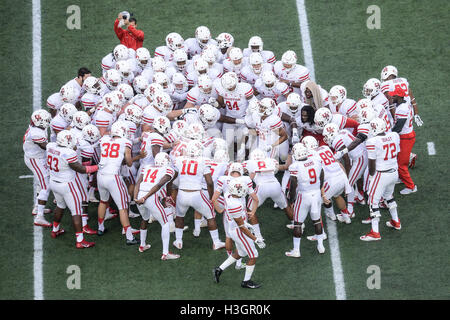 Annapolis, Maryland, USA. 8 octobre 2016. L'équipe de football de l'Université de Houston est pompé vers le haut avant que la partie tenue à l'Navy-Marine Corps Memorial Stadium, Annapolis, Maryland. © Amy Sanderson/ZUMA/Alamy Fil Live News Banque D'Images