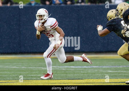 Annapolis, Maryland, USA. 8 octobre 2016. Université de Houston d'utiliser de nouveau DILLON BIRDEN (25) en action au cours de la première moitié de la partie tenue à l'Navy-Marine Corps Memorial Stadium, Annapolis, Maryland. © Amy Sanderson/ZUMA/Alamy Fil Live News Banque D'Images