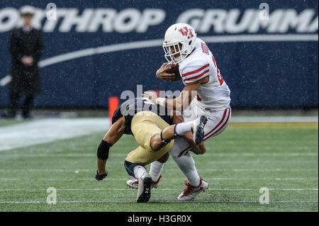 Annapolis, Maryland, USA. 8 octobre 2016. Université de Houston d'utiliser de nouveau DILLON BIRDEN (25) est abordé au cours de la première moitié de la partie tenue à l'Navy-Marine Corps Memorial Stadium, Annapolis, Maryland. © Amy Sanderson/ZUMA/Alamy Fil Live News Banque D'Images