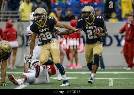 Annapolis, Maryland, USA. 8 octobre 2016. Les aspirants de marine TRE WALKER (21) en action au cours de la première moitié de la partie tenue à l'Navy-Marine Corps Memorial Stadium, Annapolis, Maryland. © Amy Sanderson/ZUMA/Alamy Fil Live News Banque D'Images