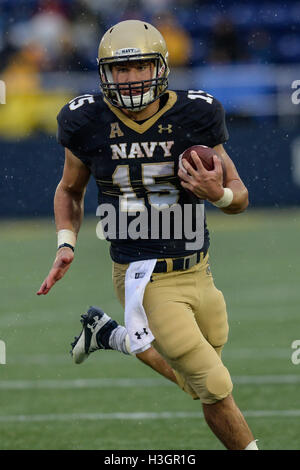 Annapolis, Maryland, USA. 8 octobre 2016. Le quart-arrière de la marine (15) seront en action au cours de la première moitié de la partie tenue à l'Navy-Marine Corps Memorial Stadium, Annapolis, Maryland. © Amy Sanderson/ZUMA/Alamy Fil Live News Banque D'Images