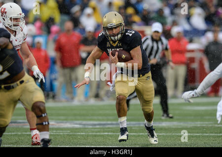 Annapolis, Maryland, USA. 8 octobre 2016. Le quart-arrière de la marine (15) seront en action au cours de la première moitié de la partie tenue à l'Navy-Marine Corps Memorial Stadium, Annapolis, Maryland. © Amy Sanderson/ZUMA/Alamy Fil Live News Banque D'Images