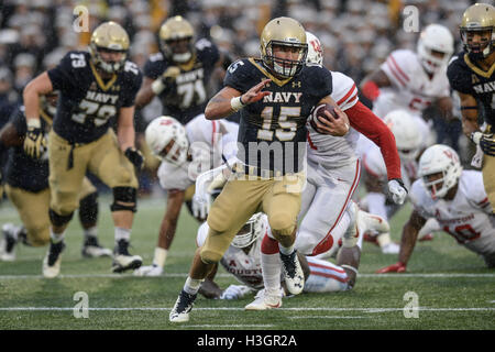 Annapolis, Maryland, USA. 8 octobre 2016. Le quart-arrière de la marine (15) seront en action au cours de la première moitié de la partie tenue à l'Navy-Marine Corps Memorial Stadium, Annapolis, Maryland. © Amy Sanderson/ZUMA/Alamy Fil Live News Banque D'Images