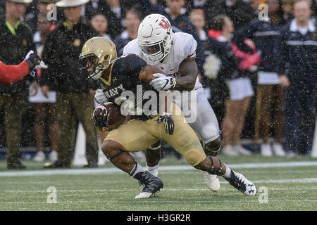 Annapolis, Maryland, USA. 8 octobre 2016. TONEO Marine crique (2) évite d'être abordés au cours de la première moitié de la partie tenue à l'Navy-Marine Corps Memorial Stadium, Annapolis, Maryland. © Amy Sanderson/ZUMA/Alamy Fil Live News Banque D'Images