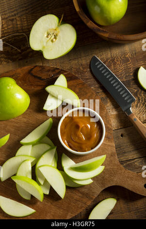 Maison sucrée trempette au caramel de tranches de pomme à dévorer. Banque D'Images