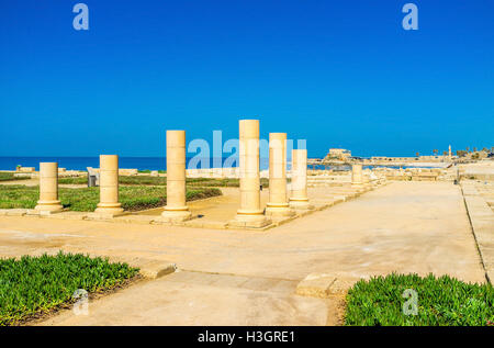 L'ancienne fondation et ruiné les colonnes sont les seuls éléments conservés de l'ancien Temple à Césarée, en Israël. Banque D'Images