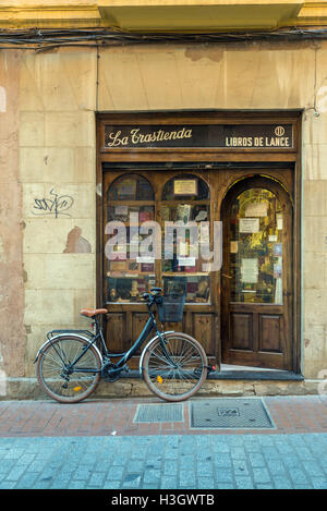 LEON - Espagne - 16 octobre 2016 : la petite librairie dans une ruelle près de la cathédrale de Leon Banque D'Images