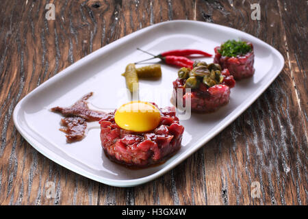 Tartare de boeuf aux câpres et d'œuf. Banque D'Images