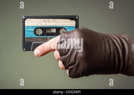 Côté masculin avec un vieux gant holding bande musique Banque D'Images