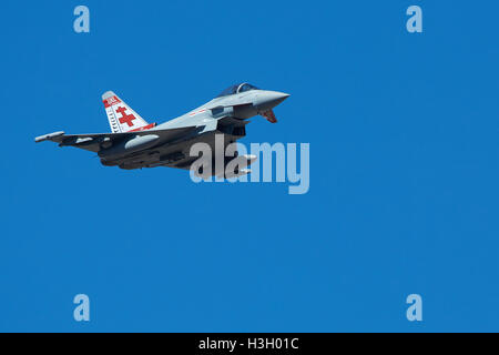 La Royal Air Force britannique RGF4 Avion de chasse Eurofighter Typhoon, ZK 315, avec l'Escadron 41 dérive du Centenaire, survole Rainbow Canyon, Californie, USA. Banque D'Images