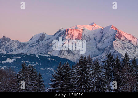 Belle vue panoramique sur le Mont Blanc dans les Alpes avec coucher du soleil orange light Banque D'Images