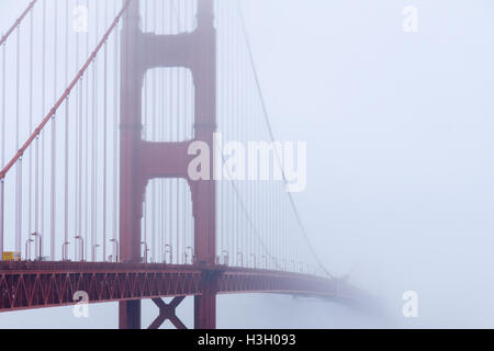 Golden Gate Bridge dans le brouillard, la baie de San Francisco, Californie Banque D'Images