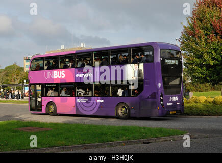 Récemment livré plus de 1628 Bus (HF66 CEN), Alexander Dennis Enviro 400CMM, est vu dans l'Université de Bournemouth pour couleurs d'Unibus Banque D'Images