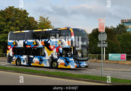 Récemment livré plus de 1634 Bus (HF66 CFA), un Alexander Dennis Enviro 400CMM, est vu dans les arts pour les couleurs d'Unibus University Banque D'Images