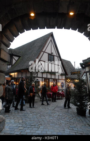 Le Handwerkerhof (cour des artisans) est entouré d'un mur défensif médiéval et d'une tour à Nuremberg, en Bavière, en Allemagne. Banque D'Images