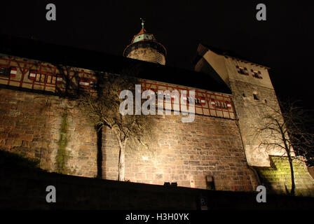 Le château impérial / château de Kaiserburg est sur une colline surplombant la ville de Nuremberg en Bavière, Allemagne. Banque D'Images