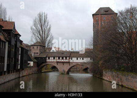 Le pont médiéval en bois Henkersteg (pont du Hangman's) et la passerelle piétonne est un pont sur toit reconstruit en 1954. L'original a été construit en 1457 Banque D'Images