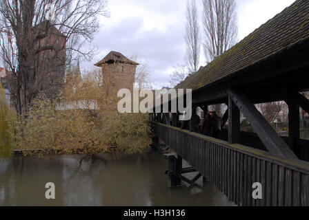 Le pont médiéval en bois Henkersteg (pont du Hangman's) et la passerelle piétonne est un pont sur toit reconstruit en 1954. L'original a été construit en 1457 Banque D'Images