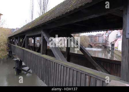 Le pont médiéval en bois Henkersteg (pont du Hangman's) et la passerelle piétonne est un pont sur toit reconstruit en 1954. L'original a été construit en 1457 Banque D'Images