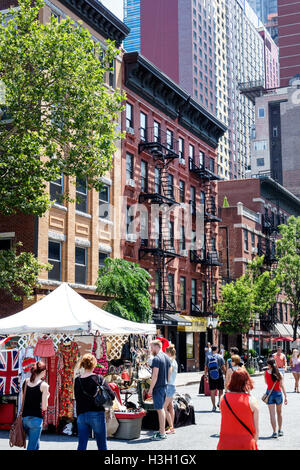 New York City,NY NYC Manhattan,Hell's Kitchen,Hell's Kitchen Flea Market,Outdoor Market,shopping shopper shoppers shopping shops marchés buyin Banque D'Images