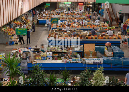 Fruits frais et secs et des écrous sur le marché Vert Almaty Kazakhstan Banque D'Images