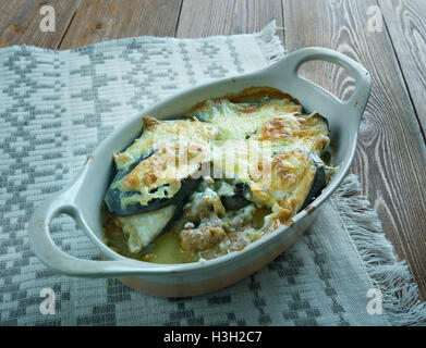 La viande en couches grec et l'aubergine en cocotte- melitzanes moussaka Banque D'Images