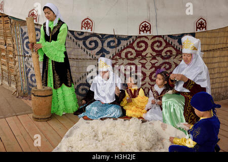 Dans la famille kazakh traditionnel en feutre de laine de vêtements et de fils à côté d'une yourte au Village Huns Kazakhstan Banque D'Images