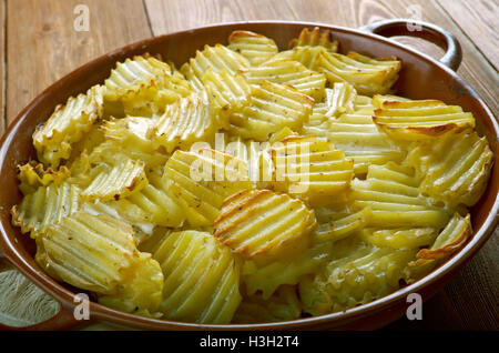 Valkosipuliperunat - Finnois pommes de terre au four avec de la crème Banque D'Images