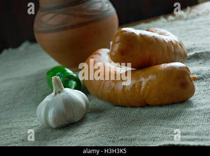 Krakowska saucisse polonaise kolbassa. Fabriqué à partir de morceaux de porc maigre, assaisonné de poivre, piment, coriandre et l'ail, Banque D'Images