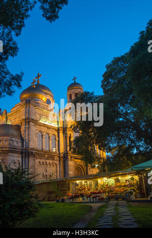 La Cathédrale de l'Assomption de la Vierge, Varna, Bulgarie la nuit Banque D'Images