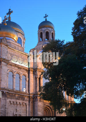 La Cathédrale de l'Assomption de la Vierge, Varna, Bulgarie la nuit Banque D'Images