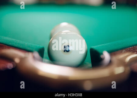 Boules de billard près de pocket Banque D'Images