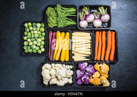 Légumes colorés dans les bacs vue aérienne Banque D'Images