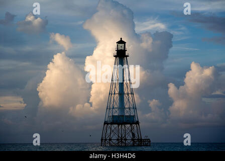 Une fois le site d'une épave, Alligator Reef Light est très beau à l'aube de l'été à côté des nuages éclairés par le soleil levant. Banque D'Images