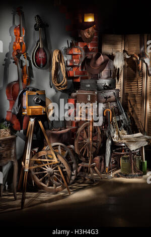 La vie encore chapeau violon vieux rétro antique bois roue photographie appareil photo de tournage le violoncelle instrument de musique à cordes jouer pin Banque D'Images