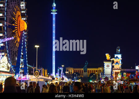 München, Munich : la bière Oktoberfest : manèges, grande roue, Bavaria statue, Oberbayern, Upper Bavaria, Bayern, Bavaria, Germany Banque D'Images