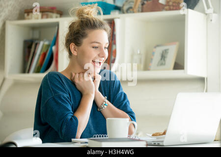 Portrait d'une jolie femme à la table près de bras chin Banque D'Images