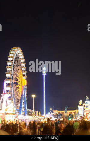 München, Munich : la bière Oktoberfest : manèges, grande roue, Bavaria statue, Oberbayern, Upper Bavaria, Bayern, Bavaria, Germany Banque D'Images