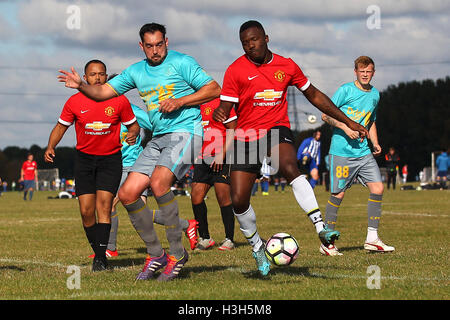 Hacimac (rouge/noir) vs CP Deux, Hackney & Leyton Football Ligue Dimanche au marais de Hackney, le 9 octobre 2016 Banque D'Images