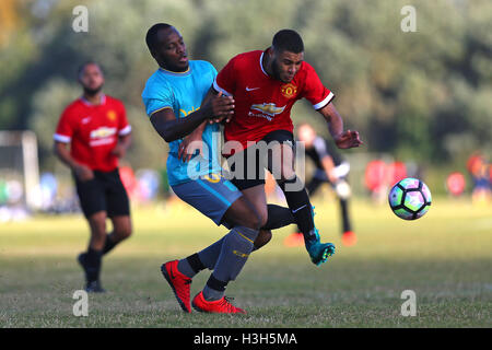 Hacimac (rouge/noir) vs CP Deux, Hackney & Leyton Football Ligue Dimanche au marais de Hackney, le 9 octobre 2016 Banque D'Images