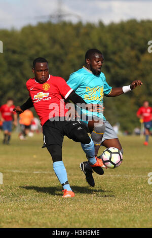 Hacimac (rouge/noir) vs CP Deux, Hackney & Leyton Football Ligue Dimanche au marais de Hackney, le 9 octobre 2016 Banque D'Images