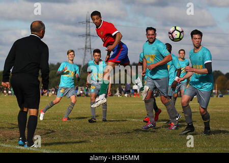 Hacimac (rouge/noir) vs CP Deux, Hackney & Leyton Football Ligue Dimanche au marais de Hackney, le 9 octobre 2016 Banque D'Images