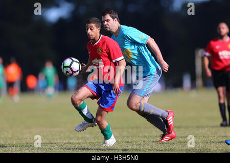 Hacimac (rouge/noir) vs CP Deux, Hackney & Leyton Football Ligue Dimanche au marais de Hackney, le 9 octobre 2016 Banque D'Images