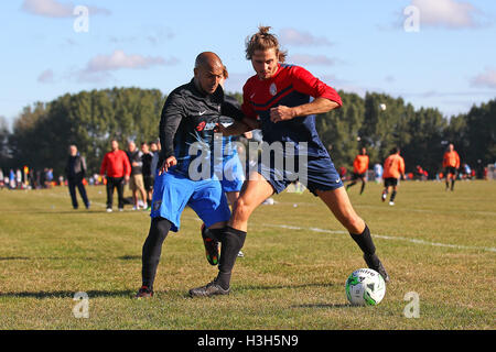 Shakespeare (rouge/bleu) vs FC Bartlett, Hackney & Leyton Football Ligue Dimanche au marais de Hackney, le 9 octobre 2016 Banque D'Images