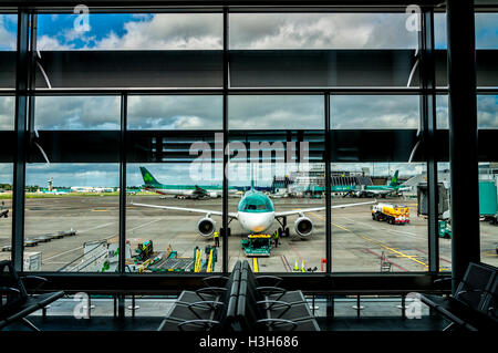L'aéroport de Dublin voir terminal des départs à partir de deux avions d'Aer Lingus sur le stand à la porte Banque D'Images
