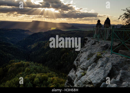 Vue depuis le point d'observation par le Pravcicka brana porte de Pravcice de grès naturel arch, Hrensko, Usti nad Labem, République Tchèque Banque D'Images