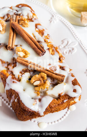 Cannelle walnut cake fait maison avec une sauce à la crème sucrée - Christmas accueil boulangerie (pâtisserie) Banque D'Images