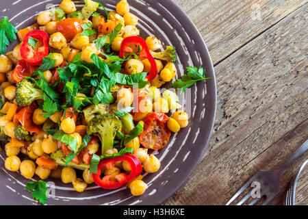 Ragoût végétarien épicé fait maison avec les pois chiches et les légumes sur la plaque close up - Nourriture végétarienne saine Banque D'Images